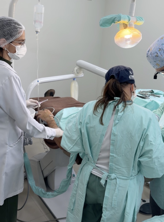 Anestesista acompanhando a sedação durante um procedimento de implante na OralSin Itajubá